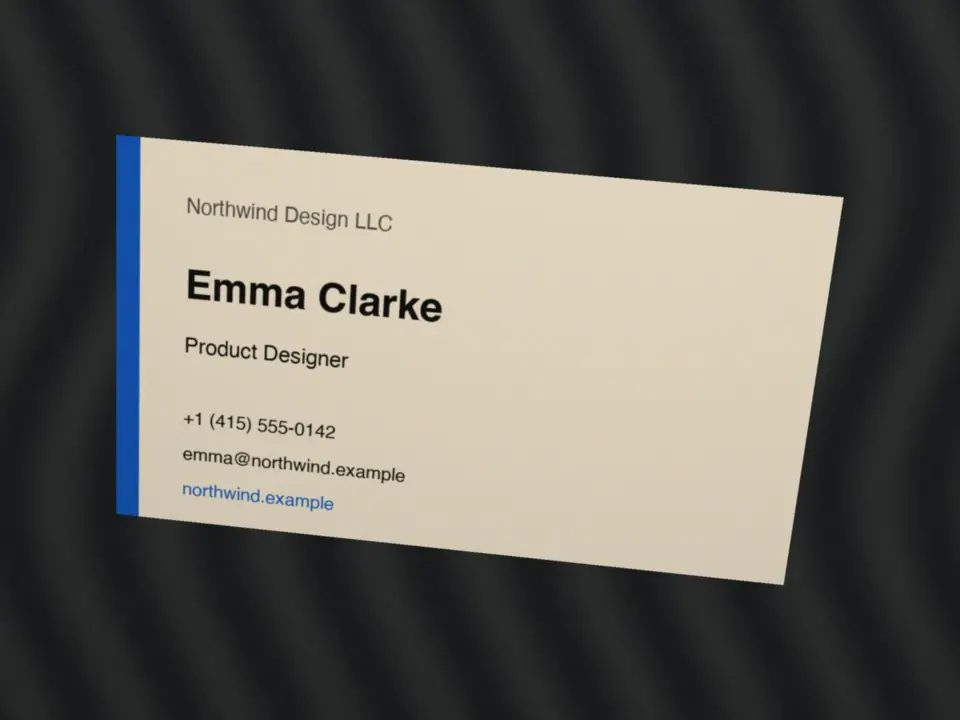 Une carte de visite d’exemple sur un bureau, et la carte nette qu’elle devient.