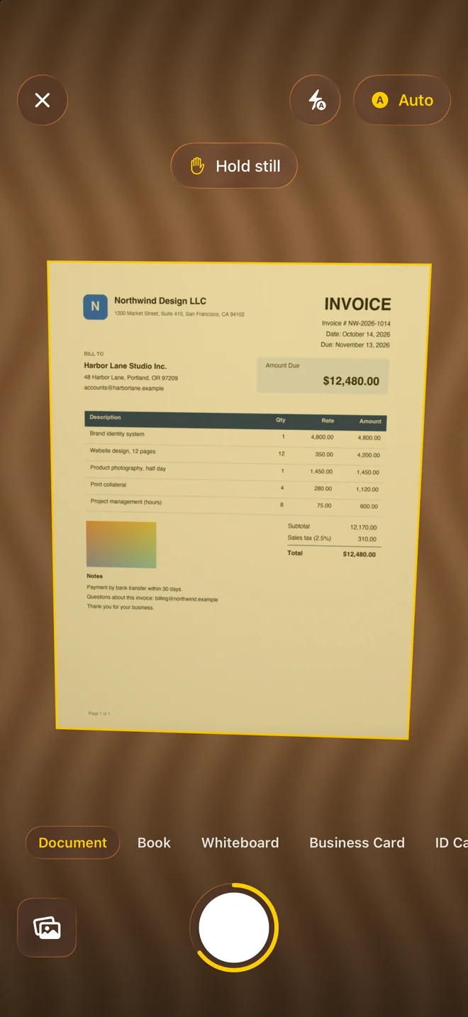 La caméra de Bonito Scan sur iPhone : un document entouré de jaune à mesure que la page est détectée, avec les modes de numérisation et le déclencheur.