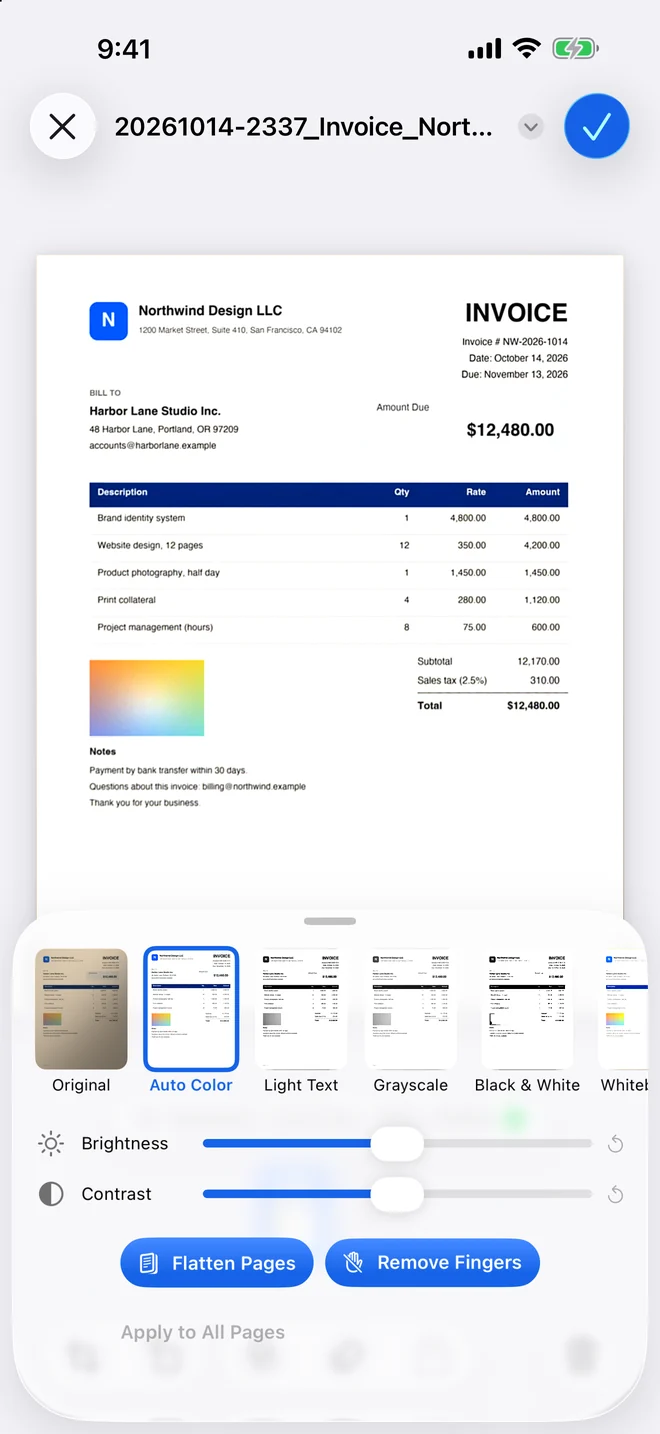 L’écran de vérification sur iPhone : la facture numérisée, plane et nette, avec le panneau des filtres ouvert (Couleur auto sélectionné), les curseurs de luminosité et de contraste, et les boutons pour redresser les pages et effacer les doigts.