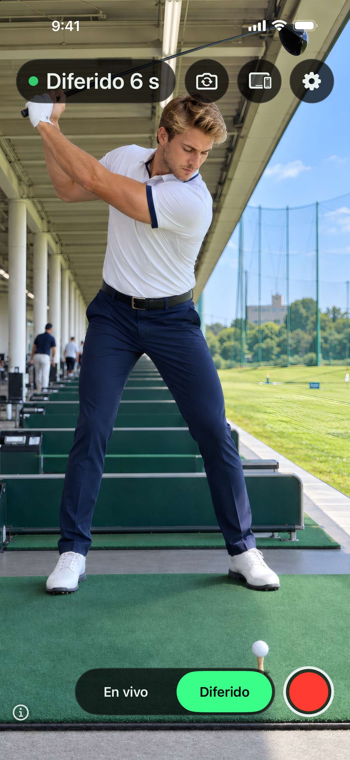 Golf Swing Partner en iPhone durante la reproducción en diferido: la indicación «Diferido 6 s» arriba a la izquierda y, abajo, el selector En vivo / Diferido y el botón de grabar, sobre un golfista en lo alto de su backswing, en un campo de prácticas.