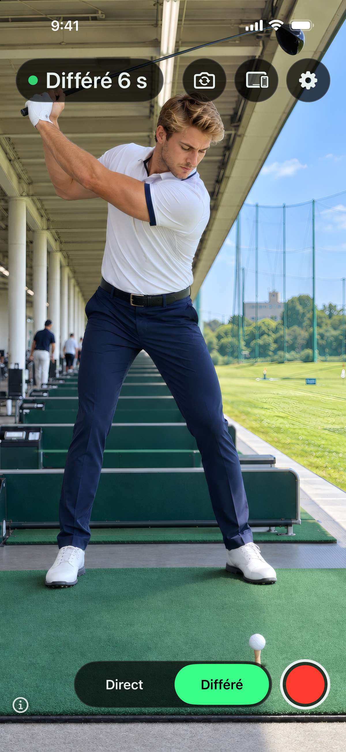 Golf Swing Partner sur iPhone en lecture différée : l’indication « Différé 6 s » en haut à gauche, le sélecteur Direct / Différé et le bouton d’enregistrement en bas, devant un golfeur au sommet de son backswing, sur un practice.